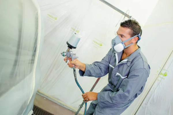 Homem pintura pulverização com ferramenta de ar — Fotografia de Stock