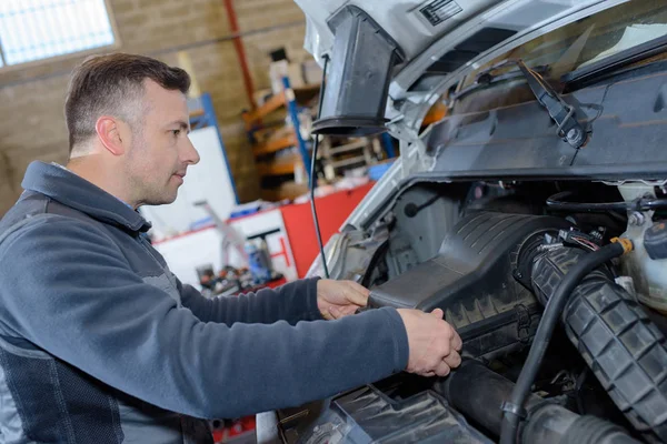 Porträtt av manlig mekaniker på jobbet i garaget — Stockfoto