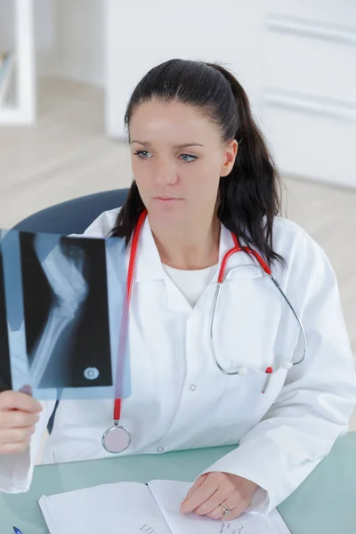 Μια γυναίκα γιατρό που εξετάζει μια ακτινογραφία — Φωτογραφία Αρχείου