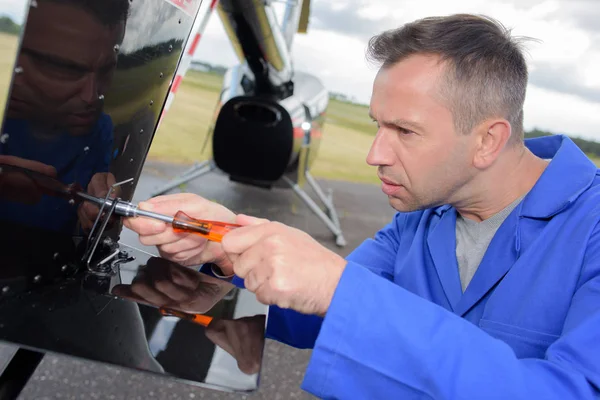 Mechanik dokręcania śruby i mechanik — Zdjęcie stockowe