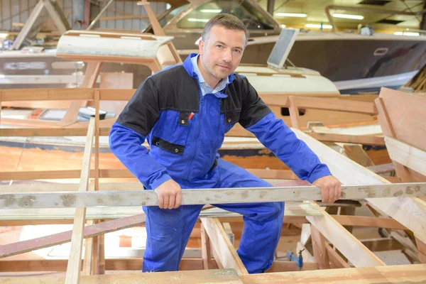 Het maken van een boot en vissen — Stockfoto