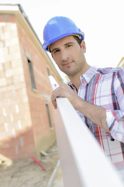 Trabajador de la construcción que lleva una planl —  Fotos de Stock