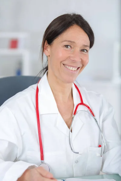 Портрет красивой женщины-врача средних лет, улыбающейся — стоковое фото