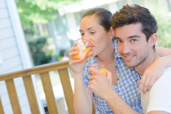 Пара пьющих апельсиновый сок — стоковое фото