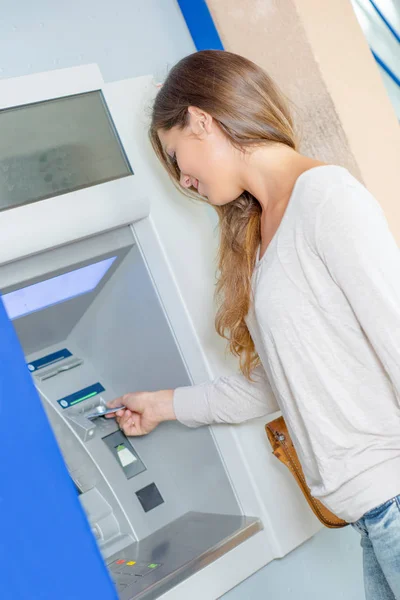 Opnemen van geld uit een geldautomaat halen — Stockfoto