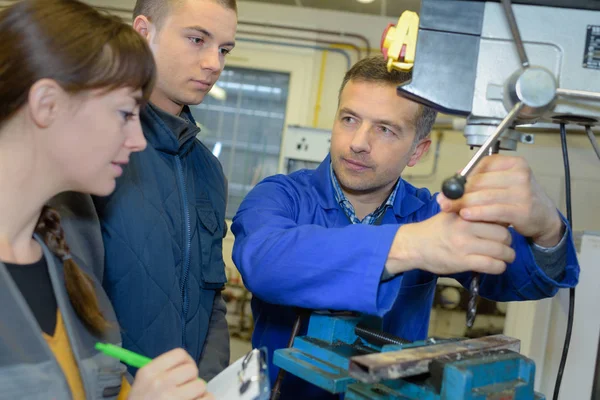 Lärlingar som arbetar på maskinen - metall bearbetning — Stockfoto