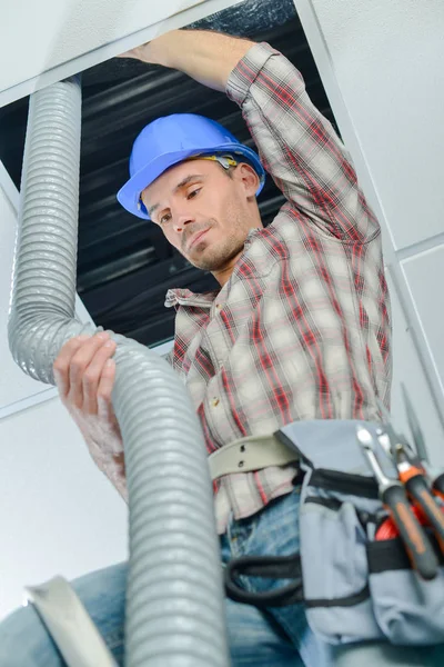 Travailleur faisant le système de ventilation — Photo