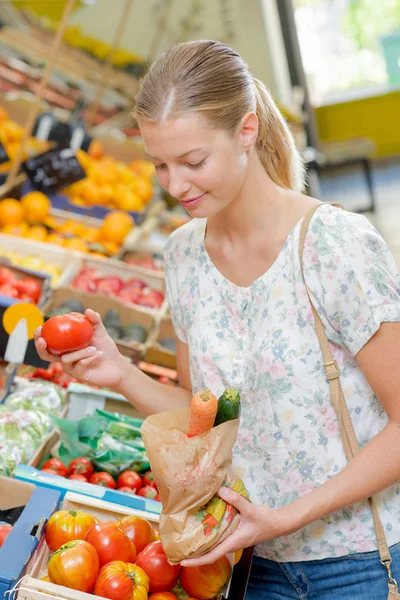 Vrouw winkelen voor tomaten — Stockfoto