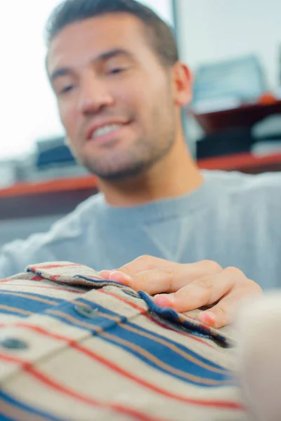 Jovem homem compras e homem — Fotografia de Stock