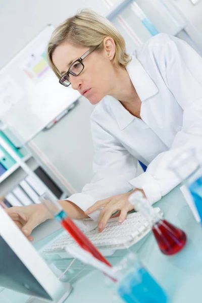 Científica femenina experimentando y analizando — Foto de Stock