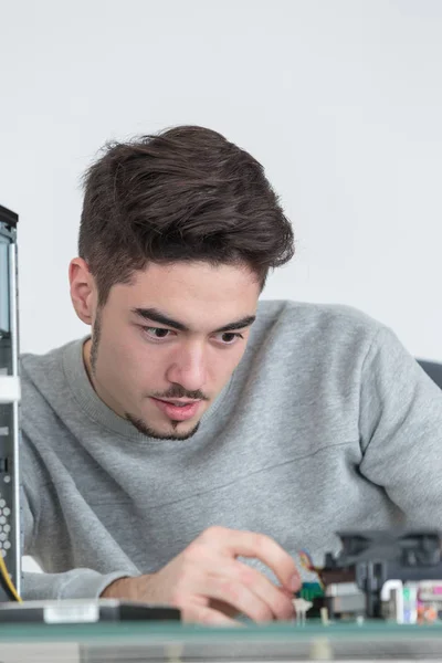 Tekniker reparera dator mptherboard — Stockfoto