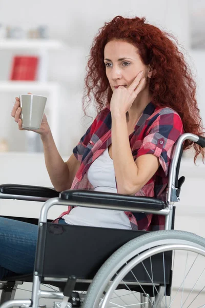 Uma mulher problemática e deficiente — Fotografia de Stock