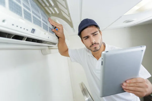 Jungunternehmer arbeitet sorgfältig und ernsthaft im Büro des Kunden — Stockfoto