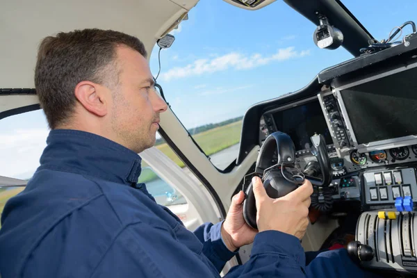 Yaklaşık kulaklıklar koymak için pilot — Stok fotoğraf