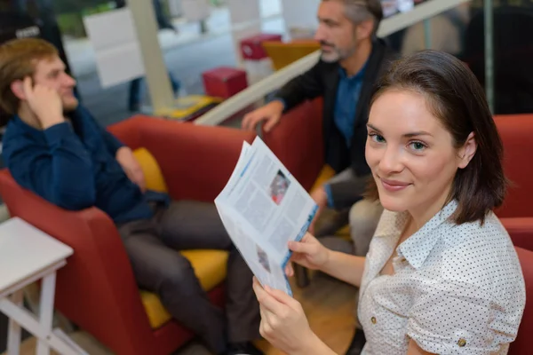 Stalking en person och läsa — Stockfoto