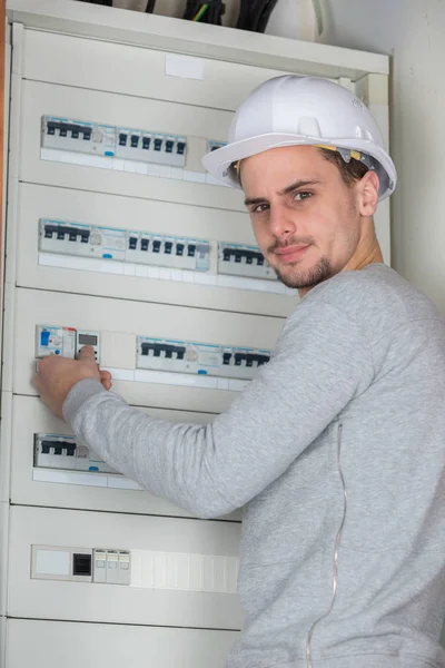 Giovane elettricista professionista al lavoro nell'edilizia — Foto Stock