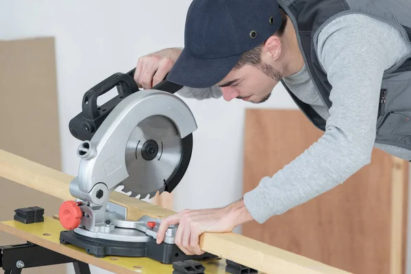 Cutting with a circular saw — Stock Photo, Image