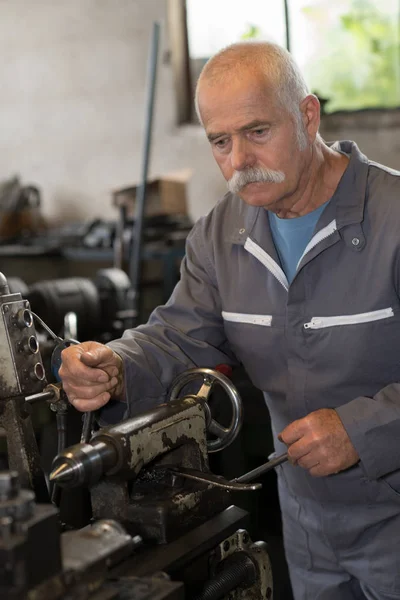 Operaio metallurgico senior in officina — Foto Stock