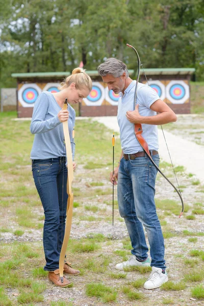 Preparing the bow and arrow — Stock Photo, Image