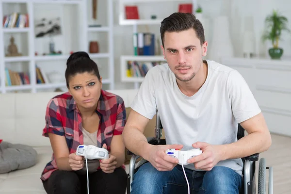 Jovem casal jogar jogos de vídeo em casa — Fotografia de Stock