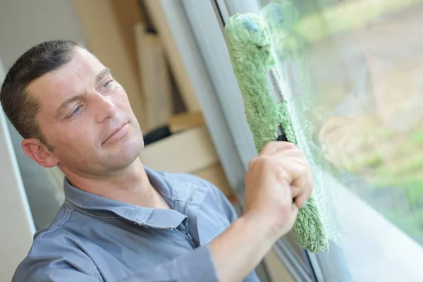 Limpiador de ventanas y ventana — Foto de Stock