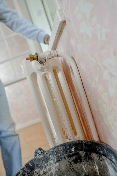 Loodgieter bevestiging radiator en badkamer — Stockfoto