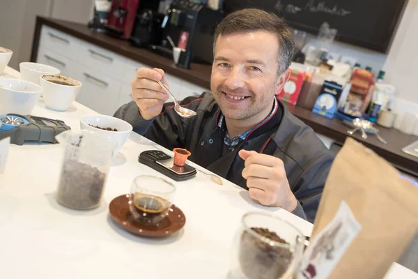 Homme testant différents types de café — Photo