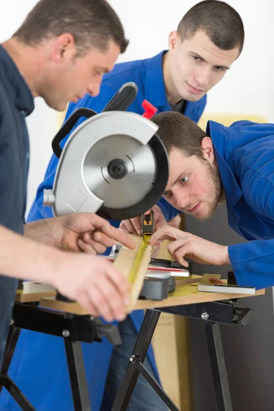 Lärlingar lära sig använda cirkelsåg — Stockfoto