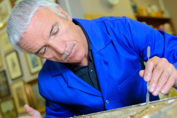 Uomo che fa lavori di restauro di precisione — Foto Stock