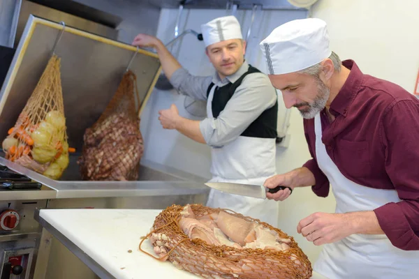 Chef-koks bereiden van gekookt voedsel — Stockfoto