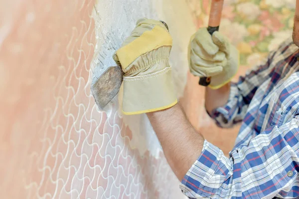 Mason cincelando en una pared —  Fotos de Stock