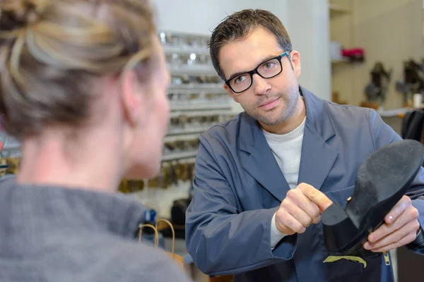 Zapatero reparando un zapato — Foto de Stock