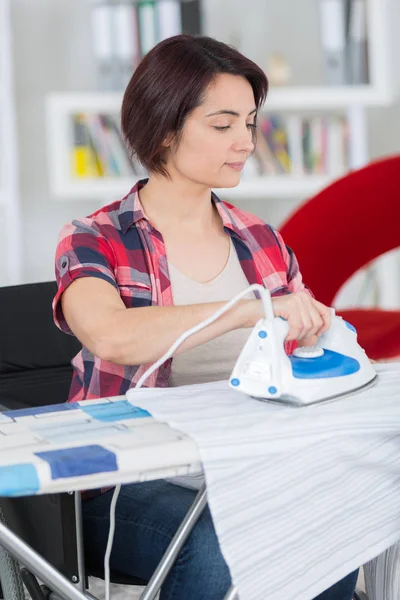 Handicaped person must do her housekeeping herself — Stock Photo, Image