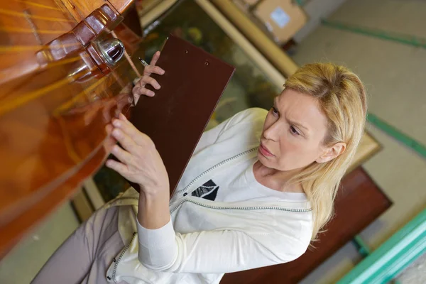 Rijpe vrouw kabinet van de inspectie — Stockfoto