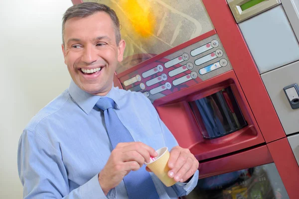 Getränkeautomat und Becher — Stockfoto