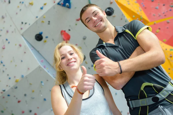 Man och kvinna på inomhus klättring vägg center — Stockfoto