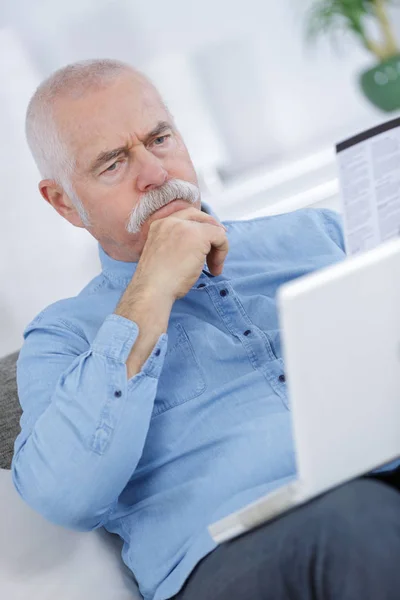 Sénior usando um laptop — Fotografia de Stock