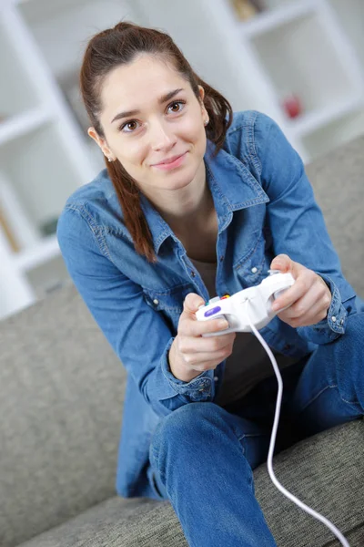 Žena hraje video hry — Stock fotografie