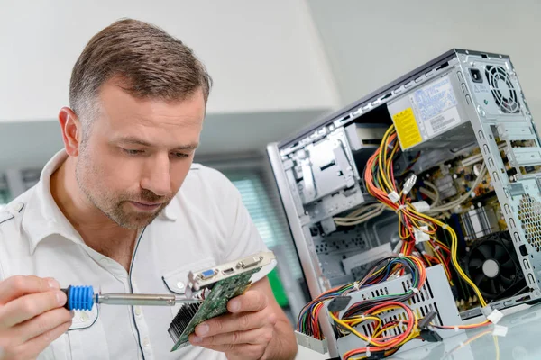 Arbeitender Techniker und Geschäftsmann — Stockfoto