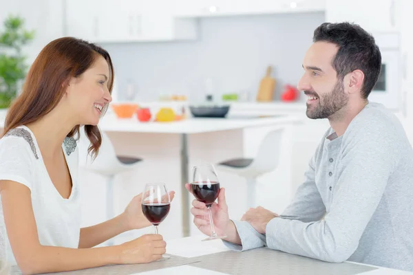 Beber vinho na casa — Fotografia de Stock