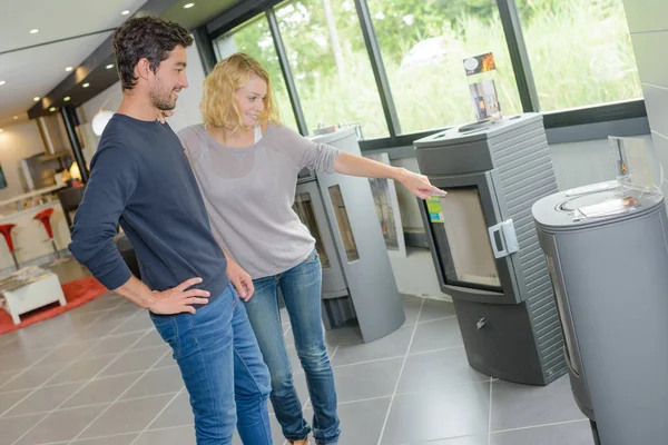 Couple choosing woodburner and couple — Stock Photo, Image