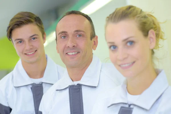 Portrét tří pracovníků v odpovídající uniformy — Stock fotografie