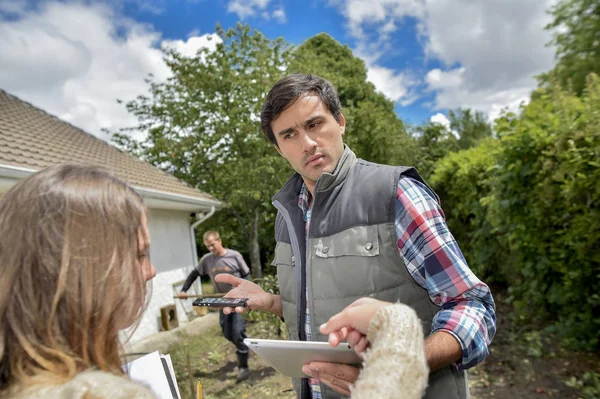 Forman holding out tablet computer — Stock Photo, Image