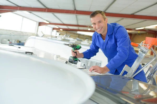 Monteur werken op dak van voertuig — Stockfoto