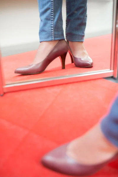 Trying shoes on and adult — Stock Photo, Image