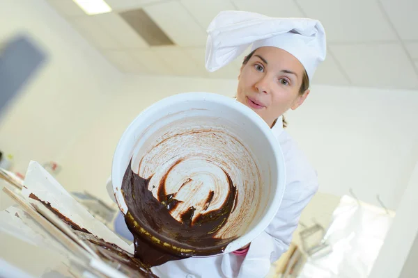 Gieten van gesmolten chocolade en vrouw — Stockfoto