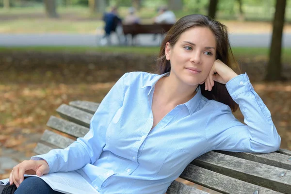 Señora sentada en el banco del parque — Foto de Stock