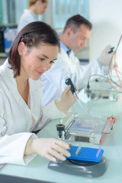 Trabalhadora do laboratório e laboratorial — Fotografia de Stock