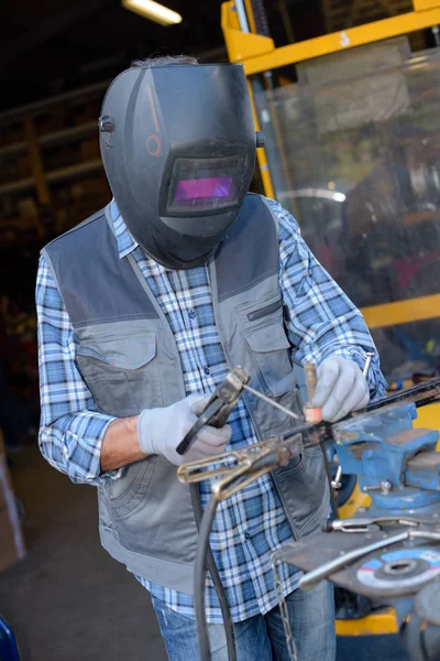 Hombre usando soldador y hombre —  Fotos de Stock