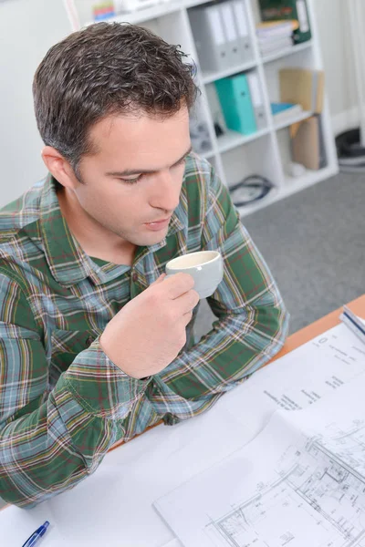 Mannen i office dricka kaffe — Stockfoto